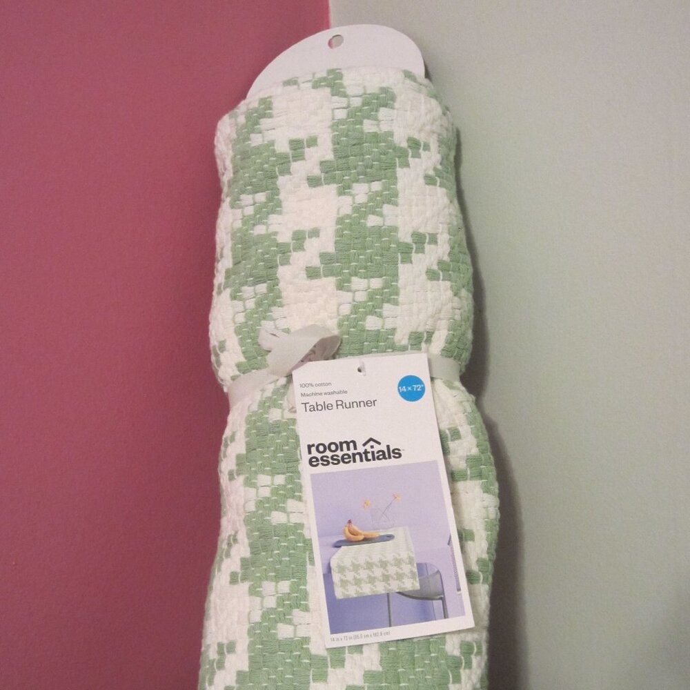 NWT/Room Essentials Table Runner ~Mint Green & White/BRAND NEW!